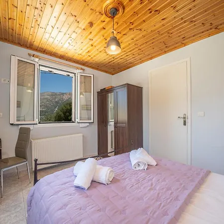 Dellaporta's Vila Makriotika